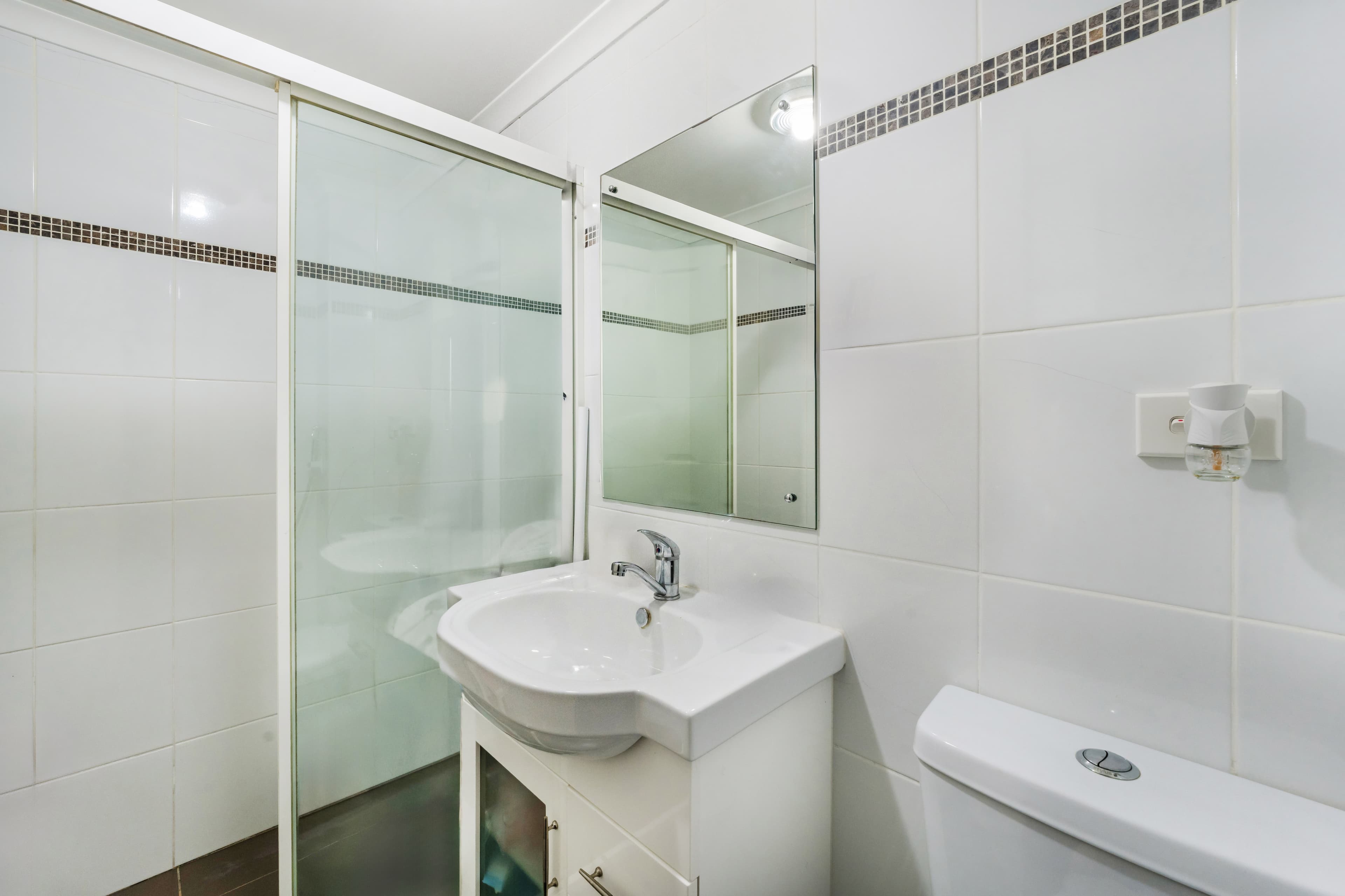 Modern Family Residence - Image 10