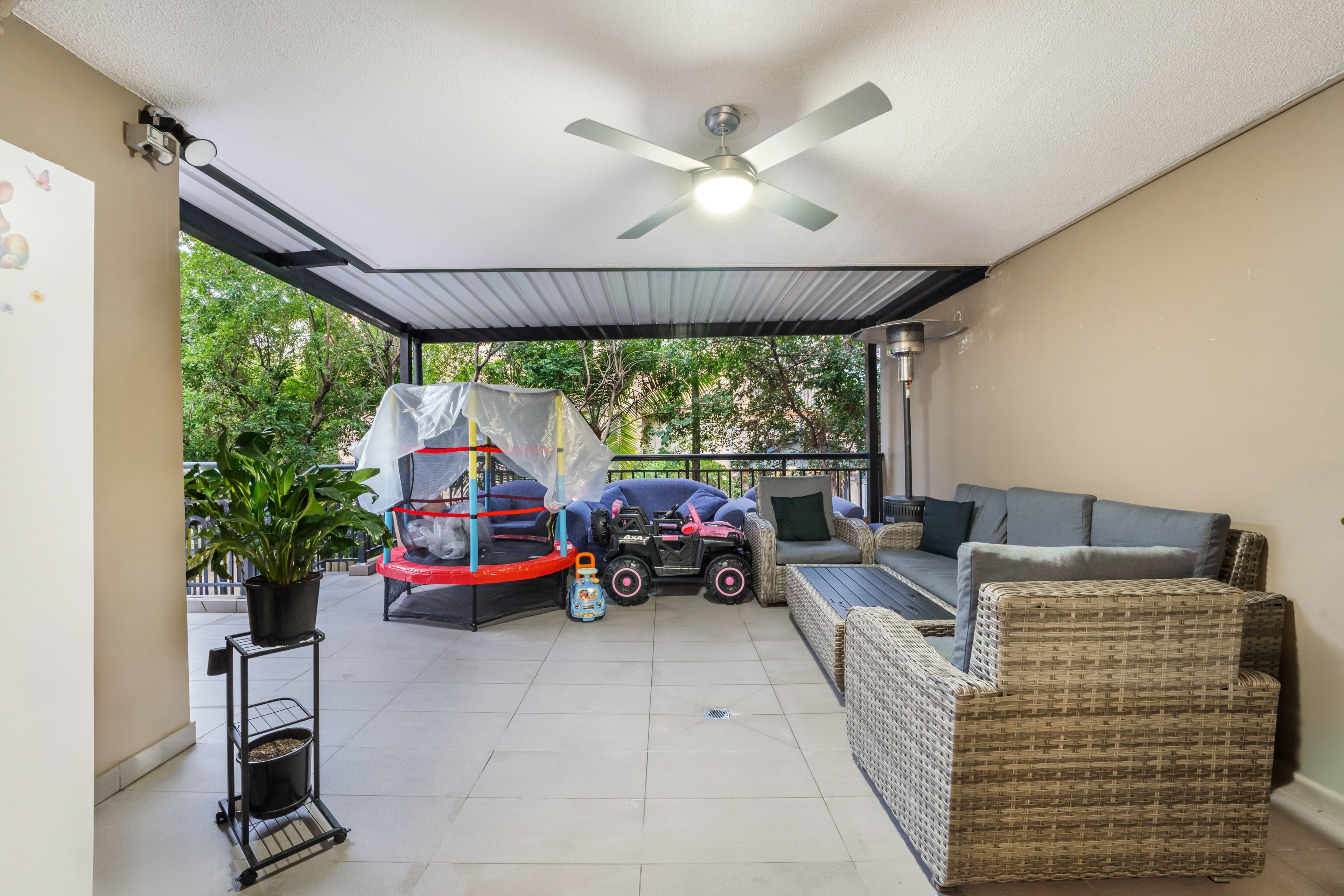 Modern Family Residence - Image 11