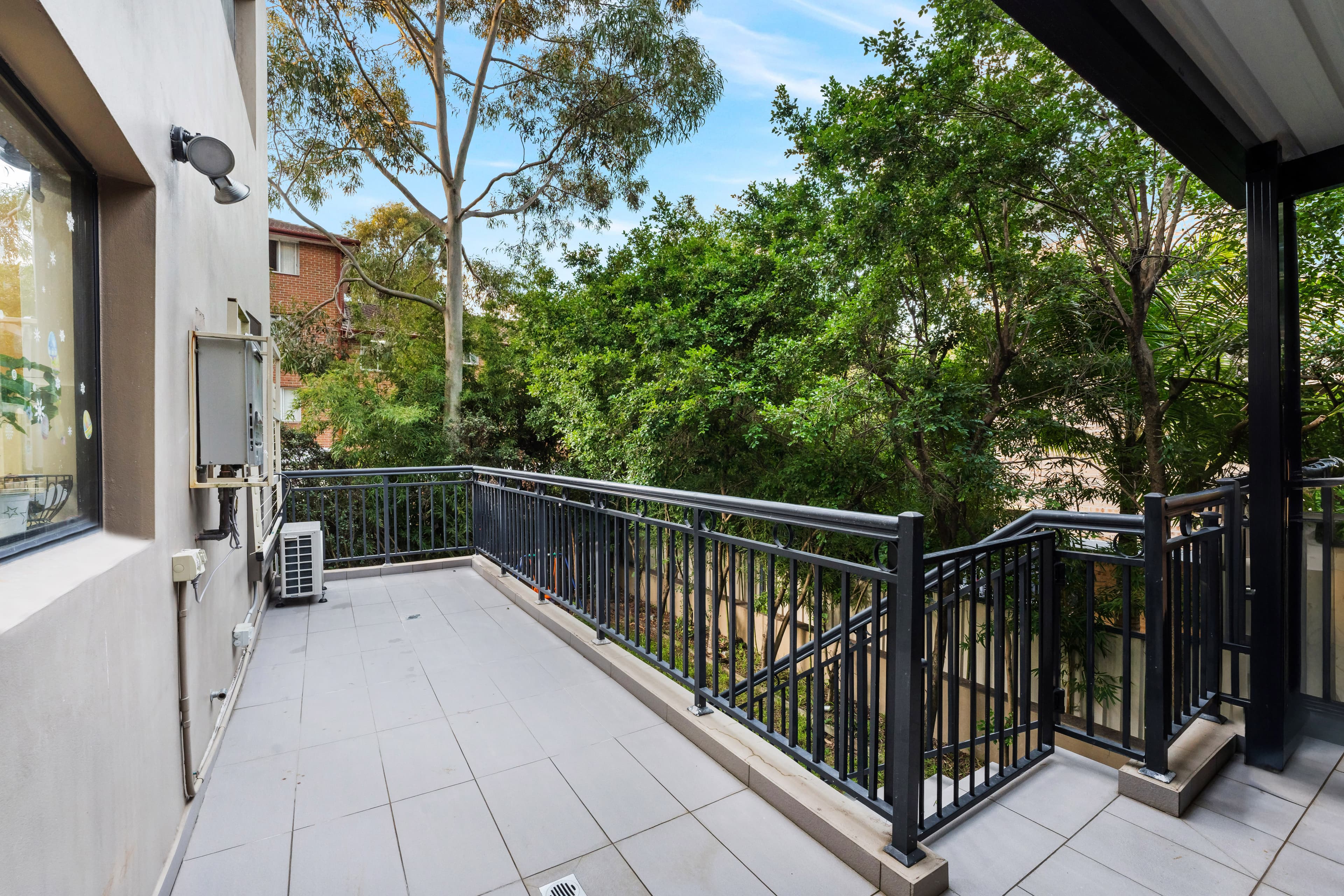 Modern Family Residence - Image 12