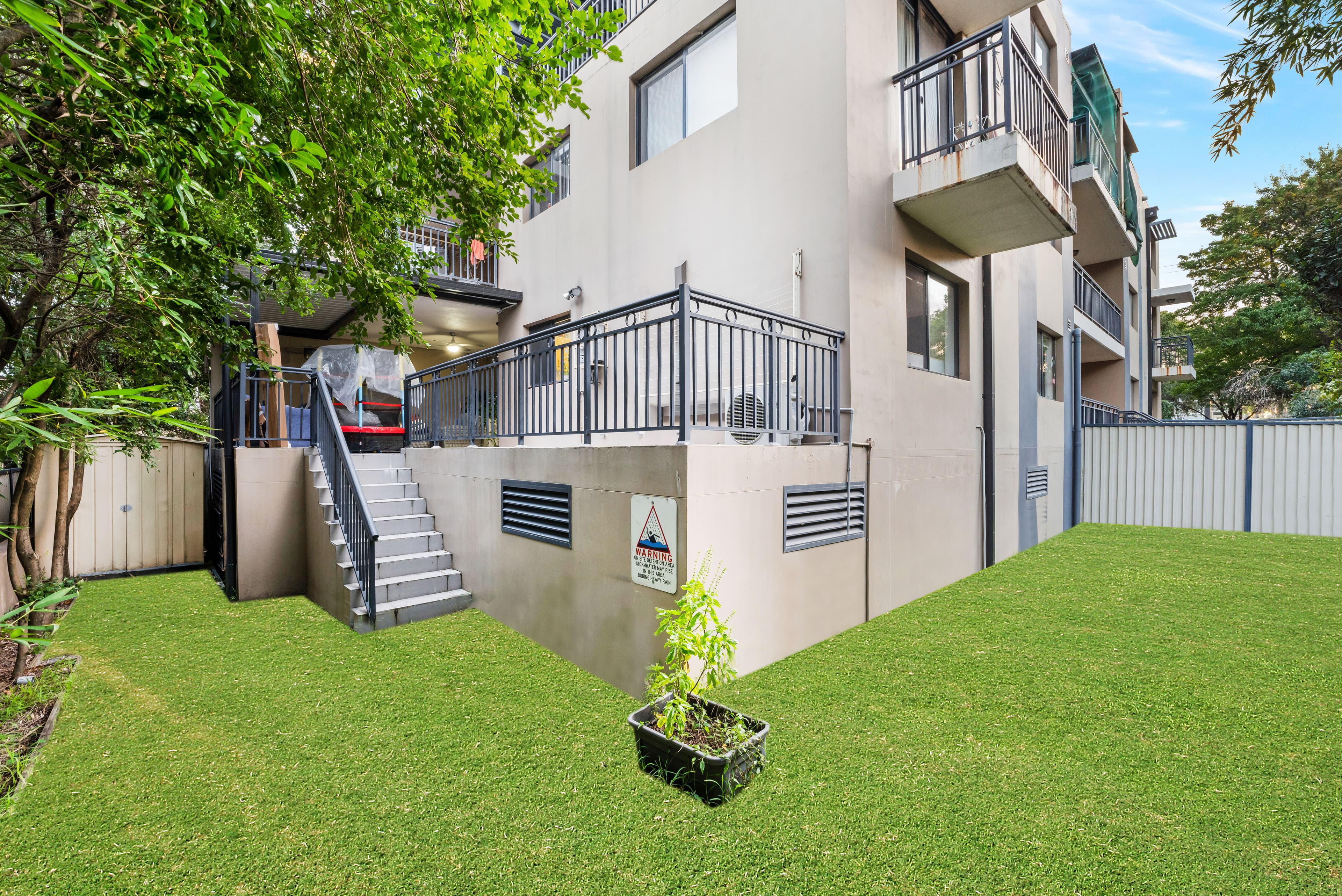 Modern Family Residence - Image 13