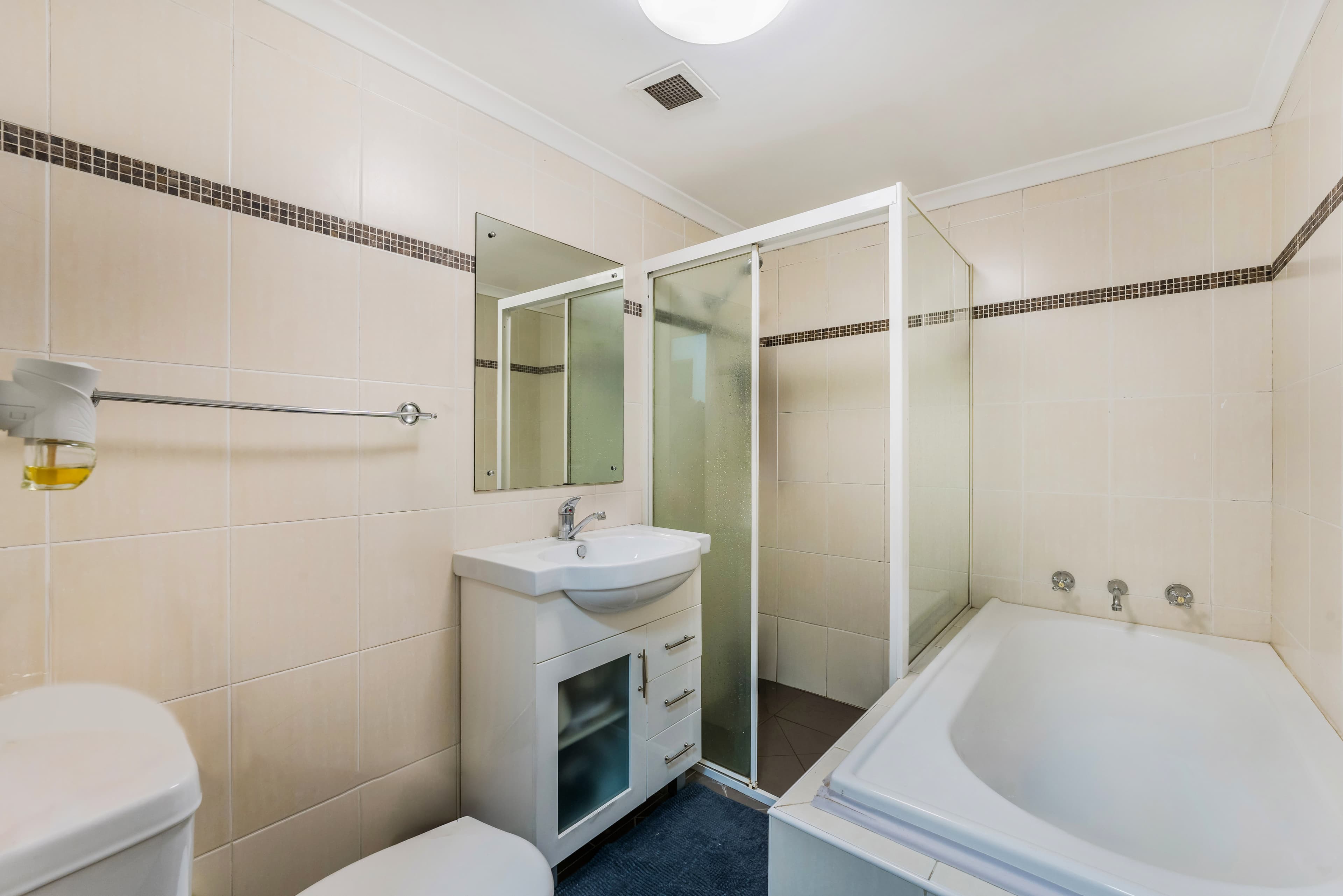 Modern Family Residence - Image 7