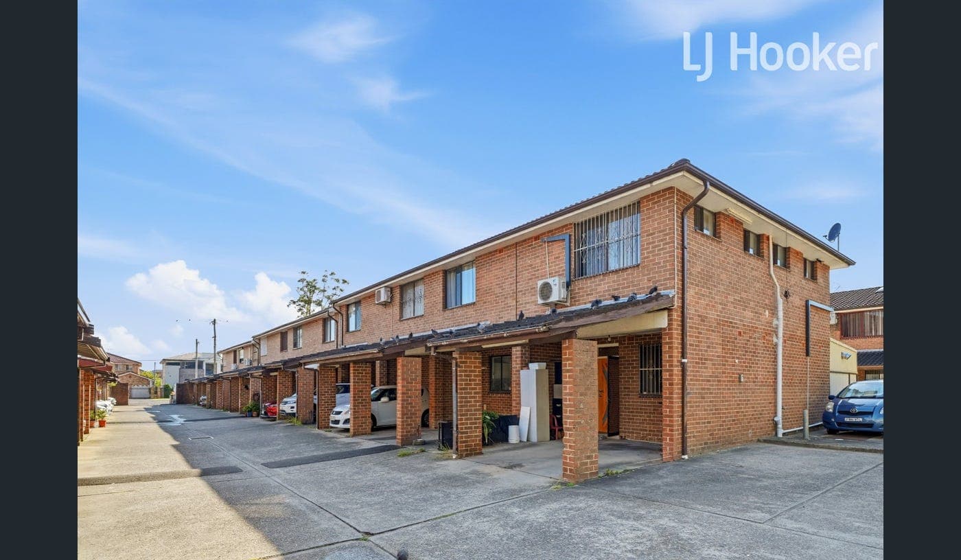 Unique Townhouse! - Image 2
